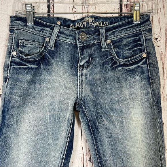 Almost Famous Denim Distressed Skinny Jeans Size 0 EUC - Picture 4 of 13